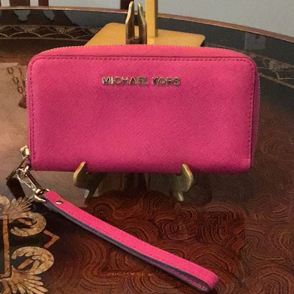 Michael Kors Pink Fuchsia Wristlet Excellent Condition